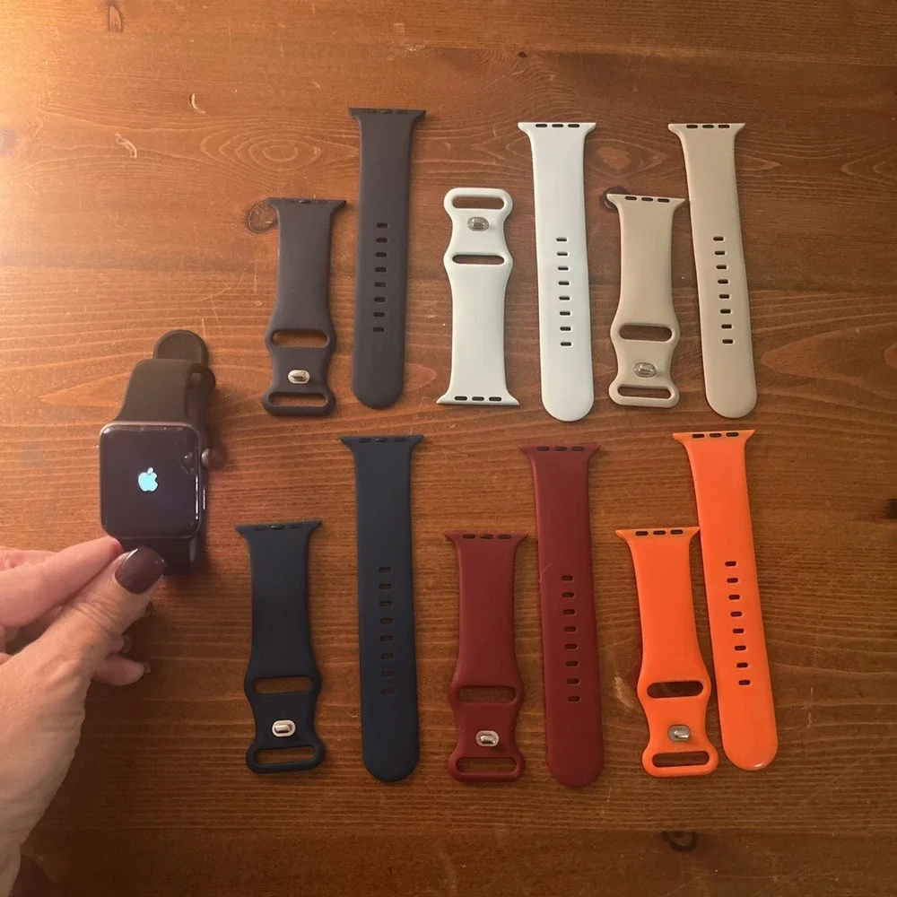 Broken Unlocked Apple Watch Series 3 42MM Cracked Screen with 7 Watch Bands